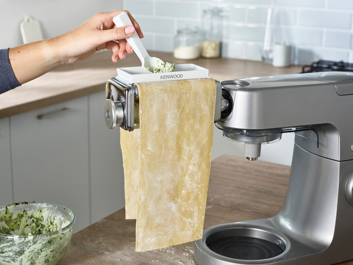 Kenwood KAX93.A0ME Raviolimaker product in gebruik