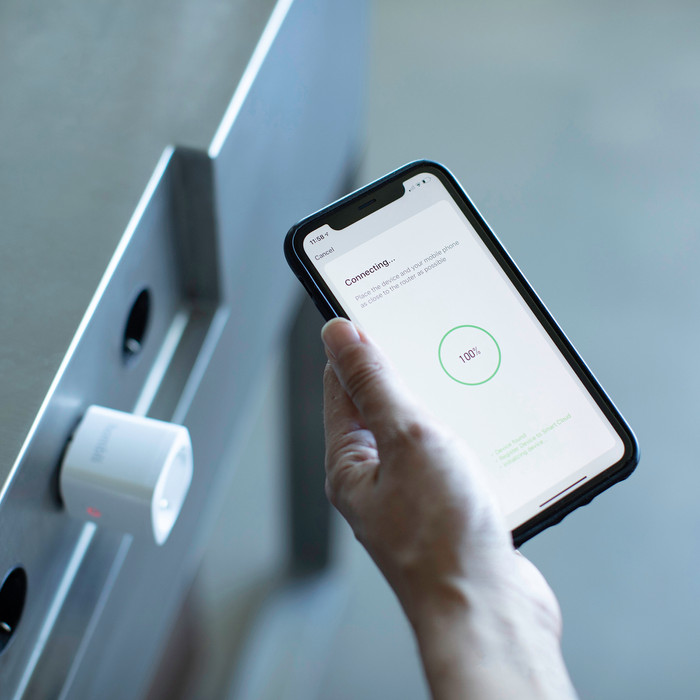 Hombli Smart Plug White product in use