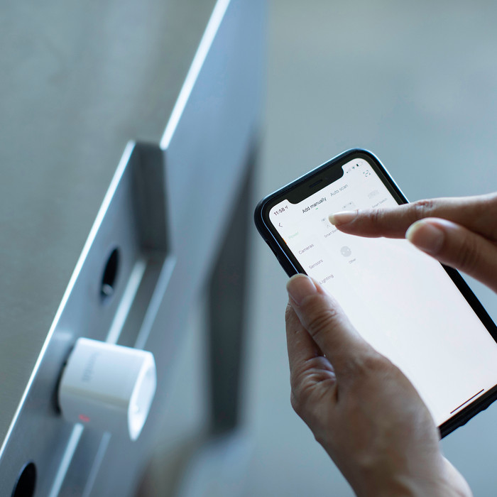 Hombli Smart Plug White product in use