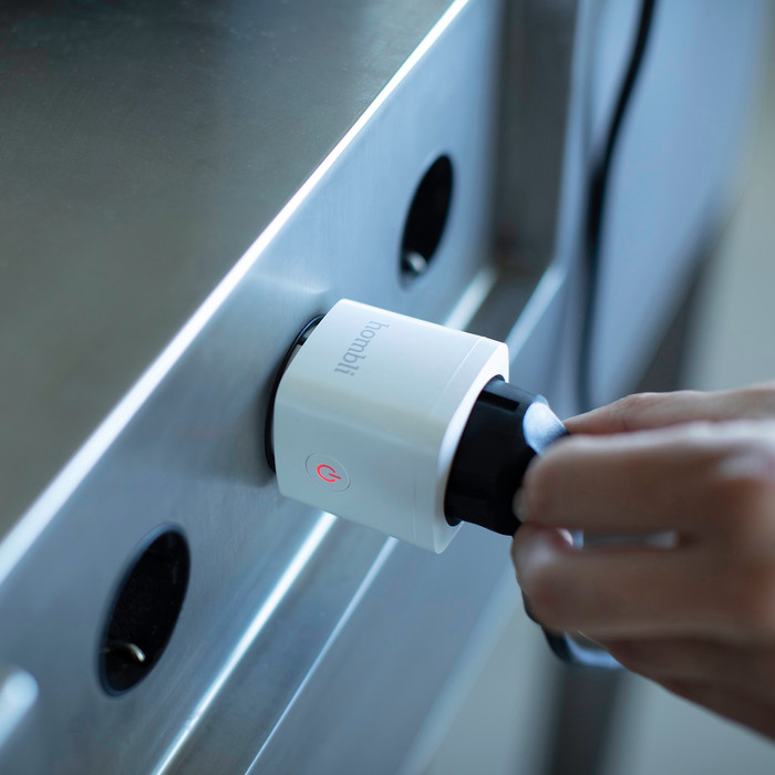 Hombli Smart Plug White product in use