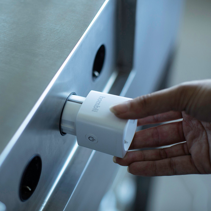 Hombli Smart Plug White product in use