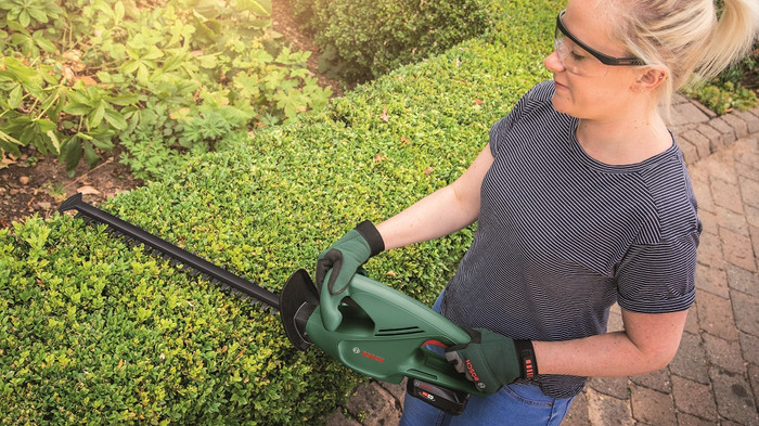 Bosch EasyHedgeCut 18-45 Li product in gebruik