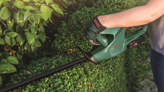 Bosch EasyHedgeCut 18-45 Li product in gebruik