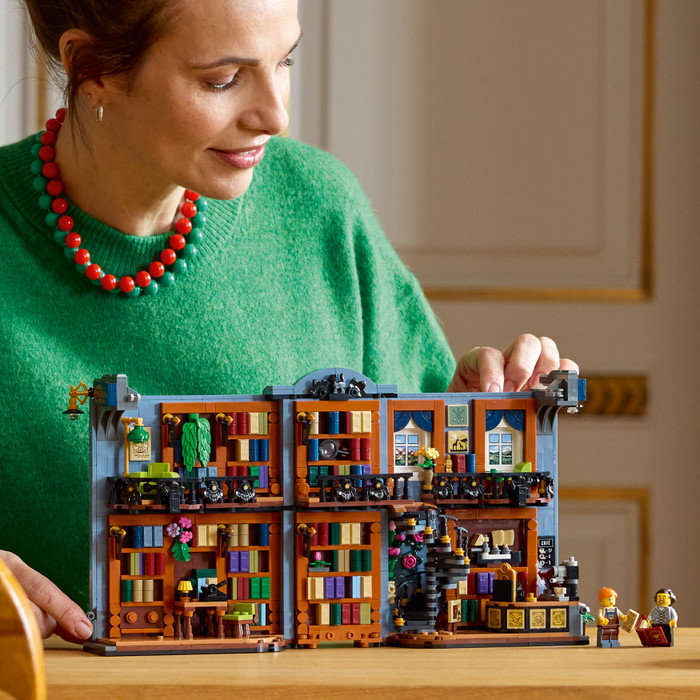 LEGO Icons Boekensteun: Boekhandel 11379 product in gebruik