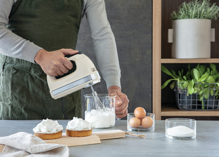 KitchenAid 5KHM9212EAC Amandelwit product in gebruik