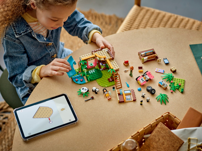 LEGO Friends de Pandaopvang 42648 product in gebruik