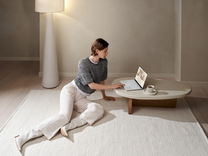 ASUS Zenbook S14 OLED Copilot+ PC UX5406SA-QJ544W product in gebruik