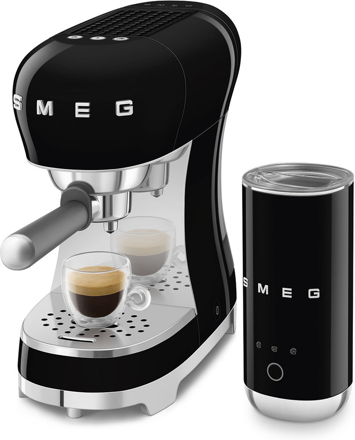 SMEG ECF12BLEU Zwart + melkopschuimer product in gebruik