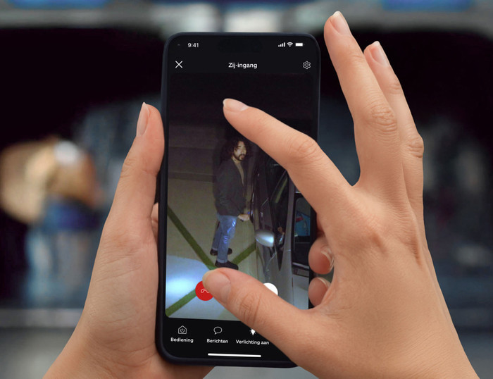 Ring Floodlight Camera 2e Generatie Zwart product in gebruik