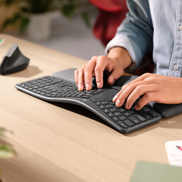 Logitech K860 Ergonomisch Draadloos Toetsenbord QWERTY + Logitech MX Master 3S product in gebruik