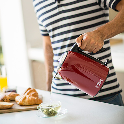 Russell Hobbs Colours Plus+ Flame Red product in gebruik