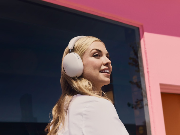 Sonos Ace Wit + BlueBuilt Power Delivery Oplader met Usb C Poort 20W Wit product in gebruik