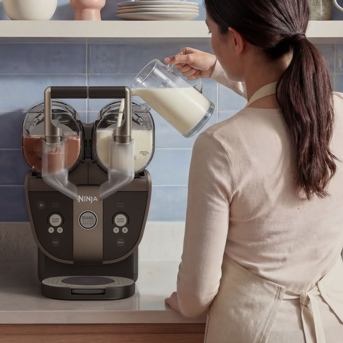 Ninja SLUSHi Twist Frozen Drink Maker Mokka FS702EUBR product in gebruik
