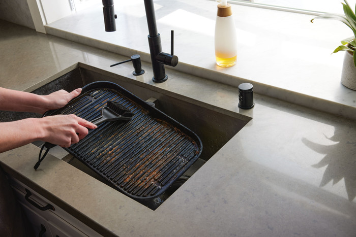 Ninja Woodfire Electric BBQ Borstel product in gebruik