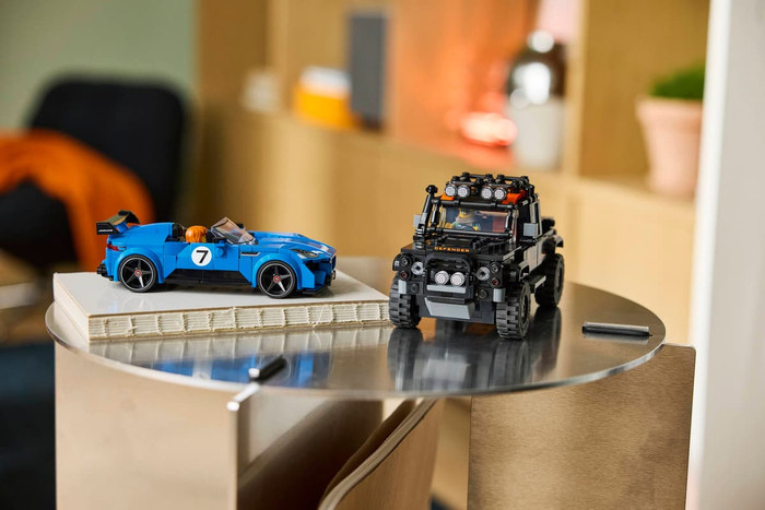 LEGO Speed Champions Jaguar Project 7 en Land Rover Defender 77264 product in gebruik