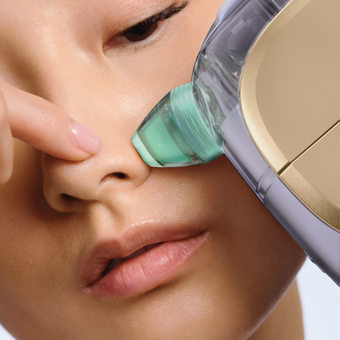 Shark FacialPro Glow + DePuffi FH320EUPL Paars product in gebruik