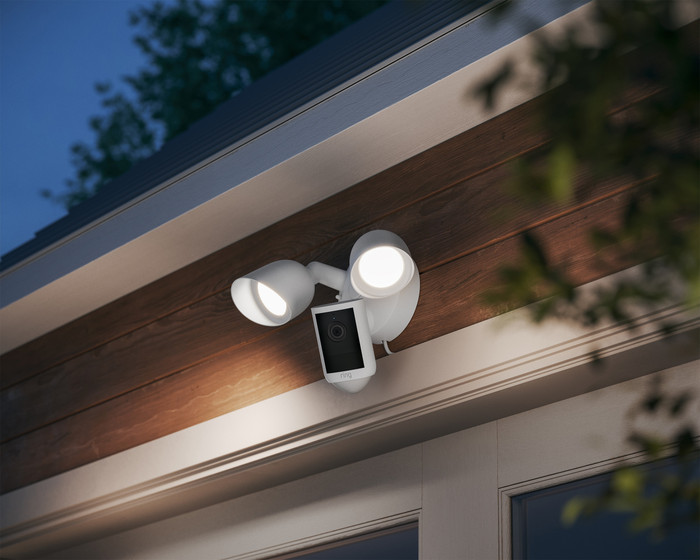 Ring Floodlight Camera 2e Generatie Wit product in gebruik