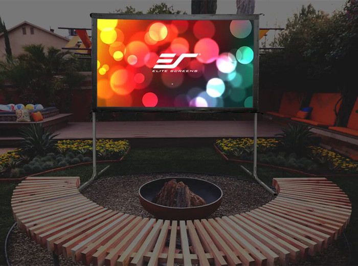 Elite Screens Yard Master 2 135'' product in gebruik