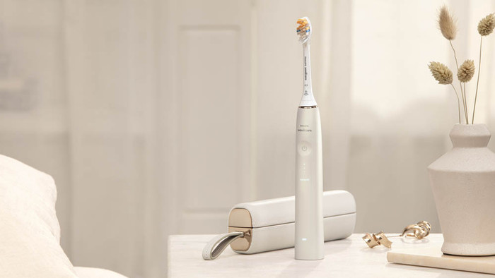 Philips Sonicare Prestige 9900 HX9992/11 product in use