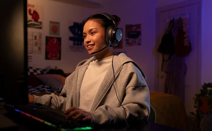 JBL Quantum 120 Black product in use
