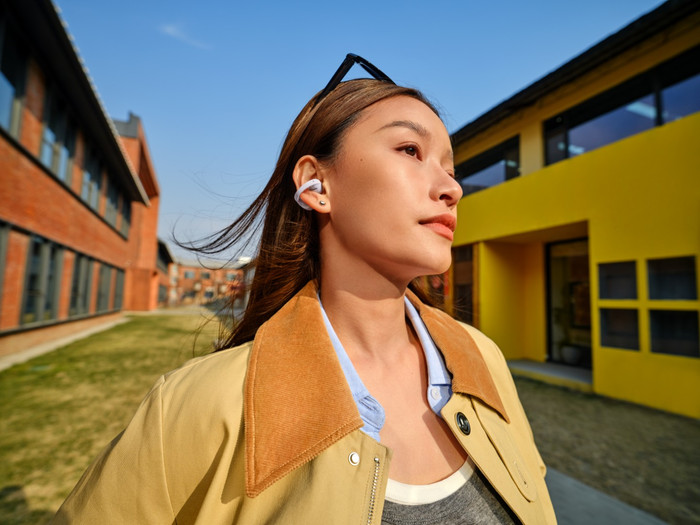 Shokz OpenDots Air Paars product in gebruik