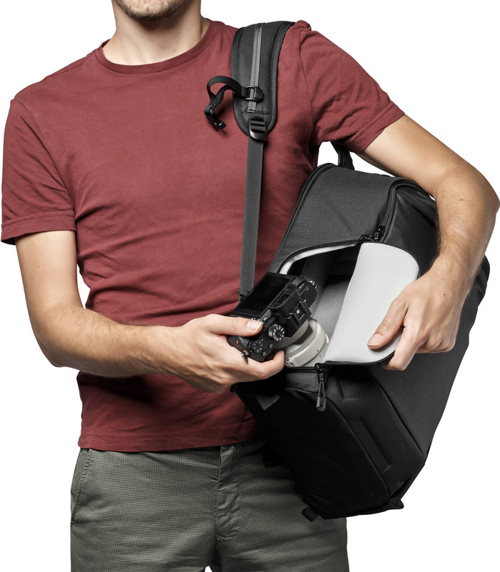 Lowepro Flipside 300 AW III Zwart product in gebruik
