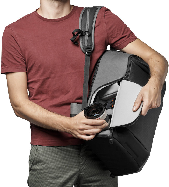 Lowepro Flipside 300 AW III Donkergrijs product in gebruik