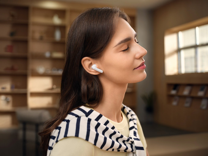 Huawei FreeBuds SE 4 ANC Wit product in gebruik