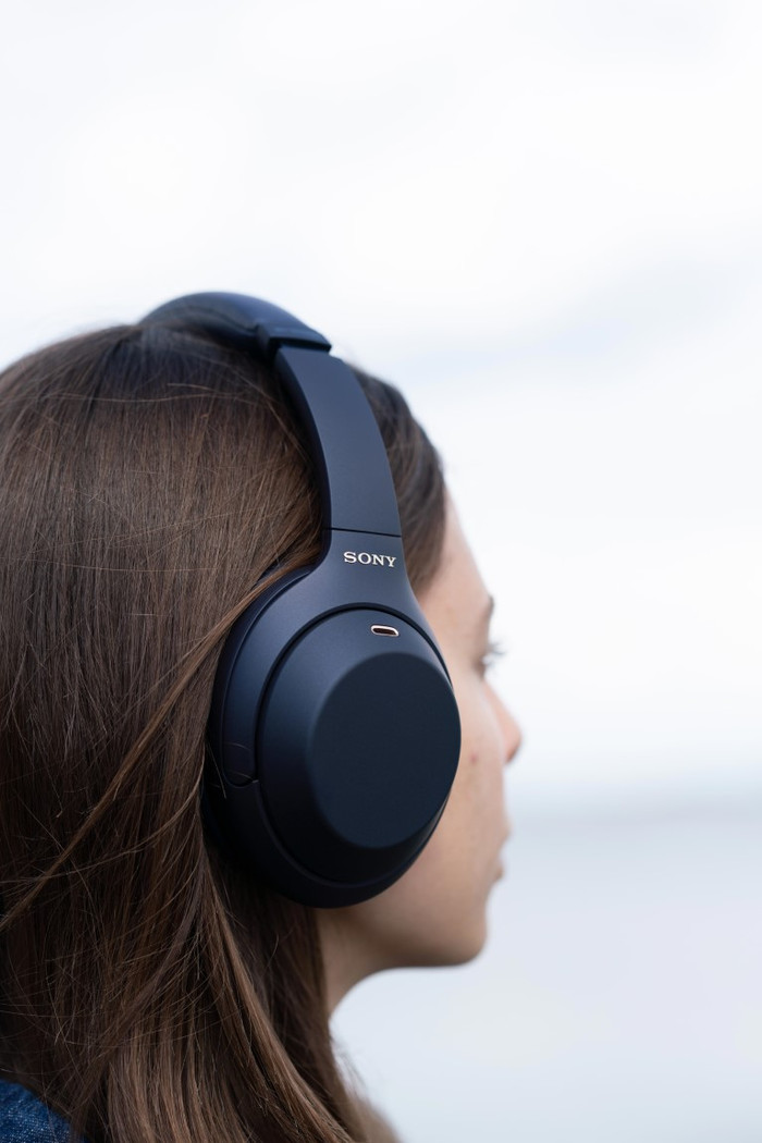 Sony WH-1000XM4 Blauw product in gebruik