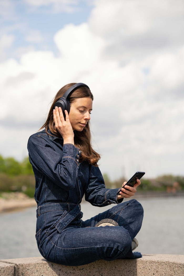 Sony WH-1000XM4 Blauw product in gebruik