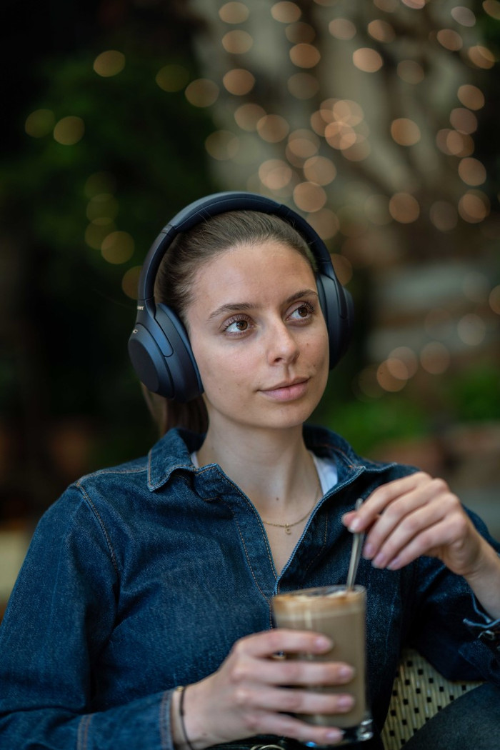 Sony WH-1000XM4 Blauw product in gebruik