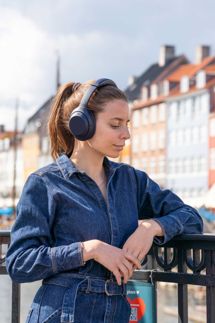 Sony WH-1000XM4 Blauw product in gebruik