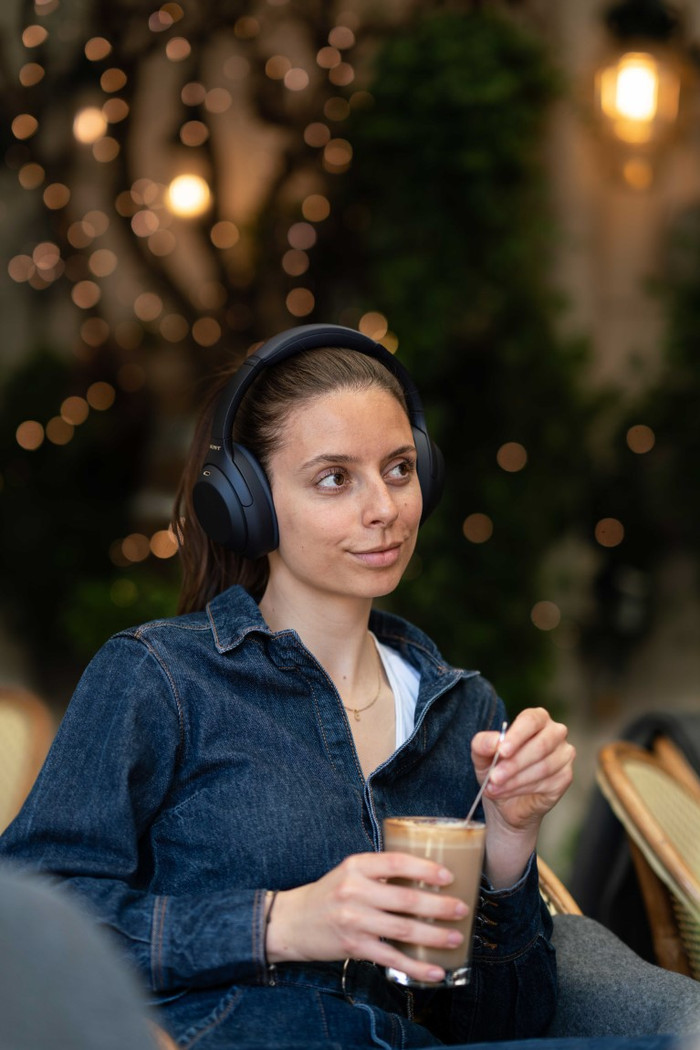 Sony WH-1000XM4 Blauw product in gebruik