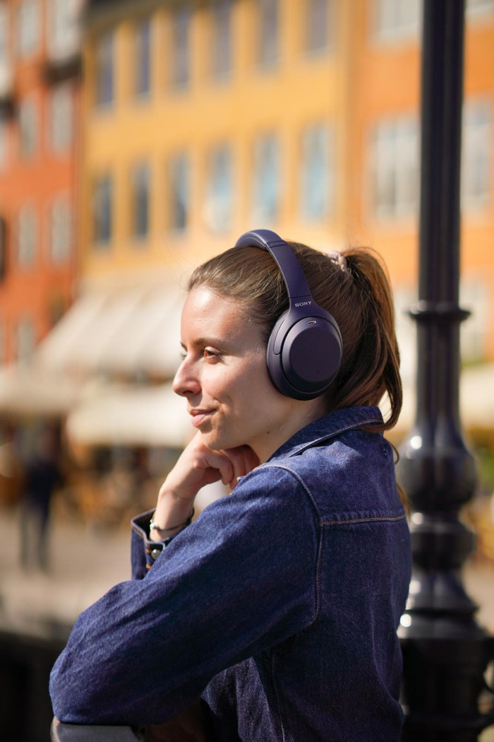 Sony WH-1000XM4 Blauw product in gebruik