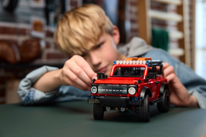 LEGO Technic Ford Bronco 42213 detail