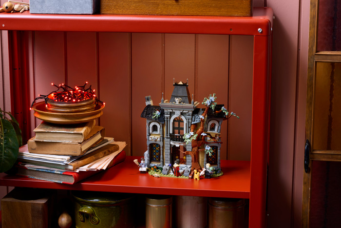 LEGO Icons Burgemeestershuis 11383 product in gebruik