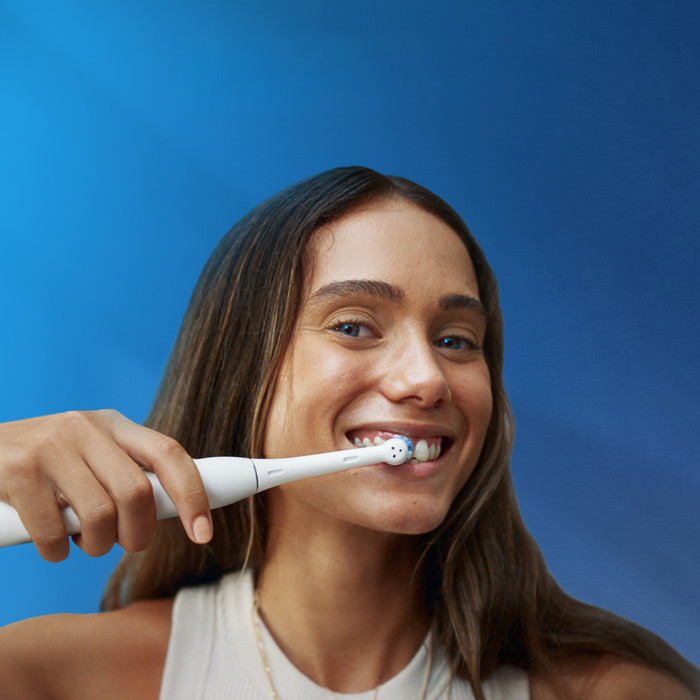 Oral-B iO 2 Pink product in use