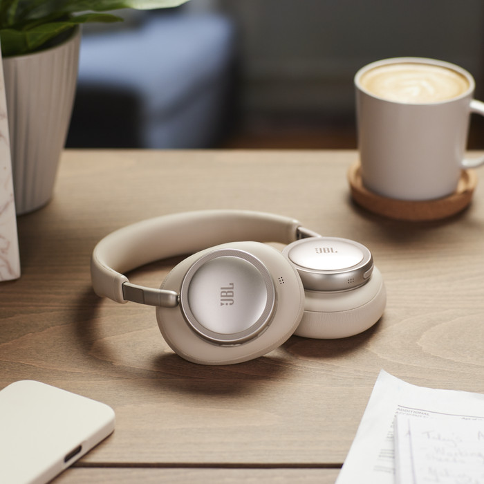 JBL Live 780NC Champagne product in gebruik