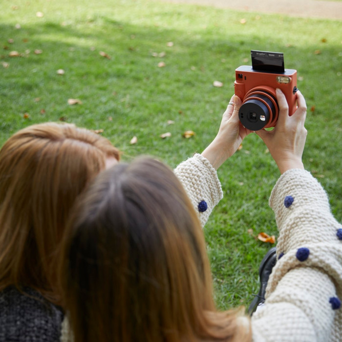 Fujifilm Instax Square SQ1 Terracotta Orange product in gebruik