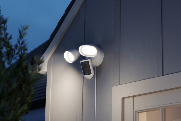 Ring Floodlight Camera Wired Pro 2e Generatie Wit product in gebruik