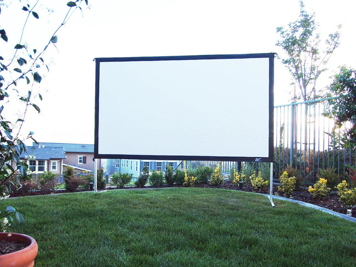 Elite Screens Yard Master 2 135'' product in gebruik