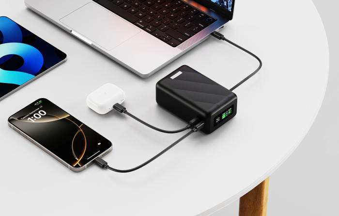 BlueBuilt Power Bank 27.000 mAh met Snelladen 140 Watt product in gebruik