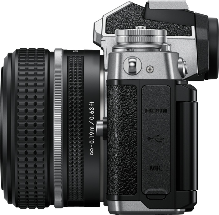 Nikon Z fc + Nikkor Z 28mm f/2.8 linkerkant