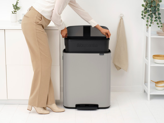 Brabantia Bo Pedal Bin 60 Liter Soft Grey product in gebruik