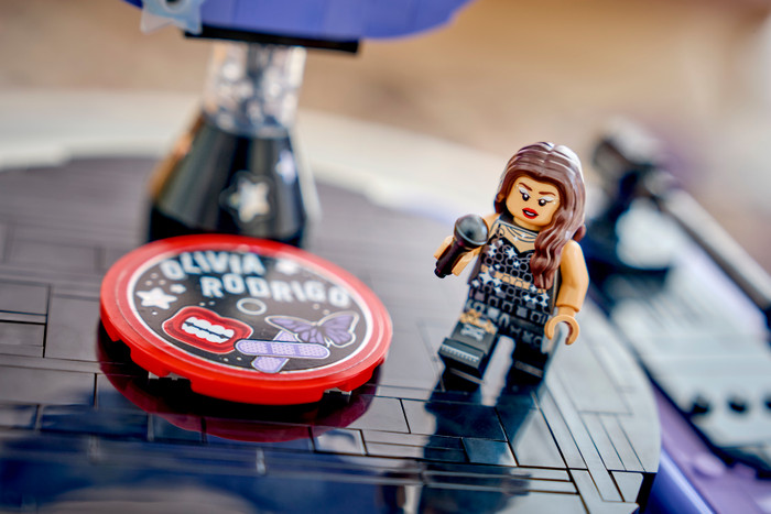 LEGO Editions Olivia Rodrigo's Concertmaan 43029 detail