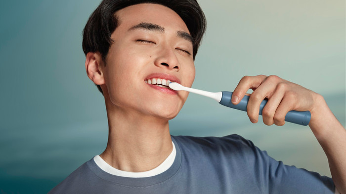 Philips Sonicare 4100 Series HX4041/48 Marineblauw product in gebruik