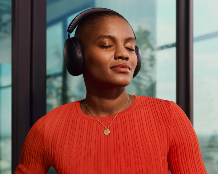 Sonos Ace Zwart + BlueBuilt Power Delivery Oplader met Usb C product in gebruik
