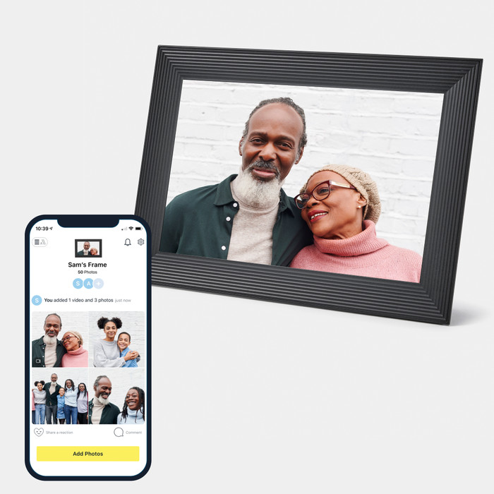 Aura Frames Carver Zwart product in gebruik