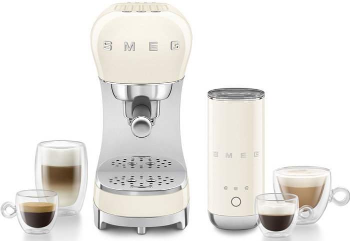 SMEG ECF12CREU Creme + melkopschuimer product in gebruik