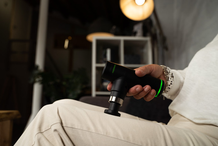 Tunturi Massage Gun Mini product in gebruik
